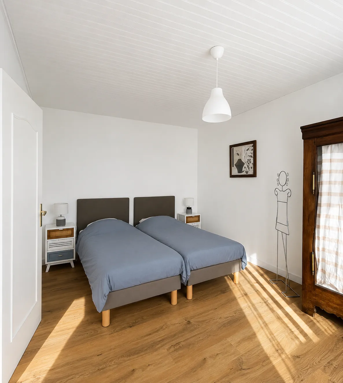 Chambre 2 avec deux lits simples et vue sur le phare, Ty Tan Penmarch